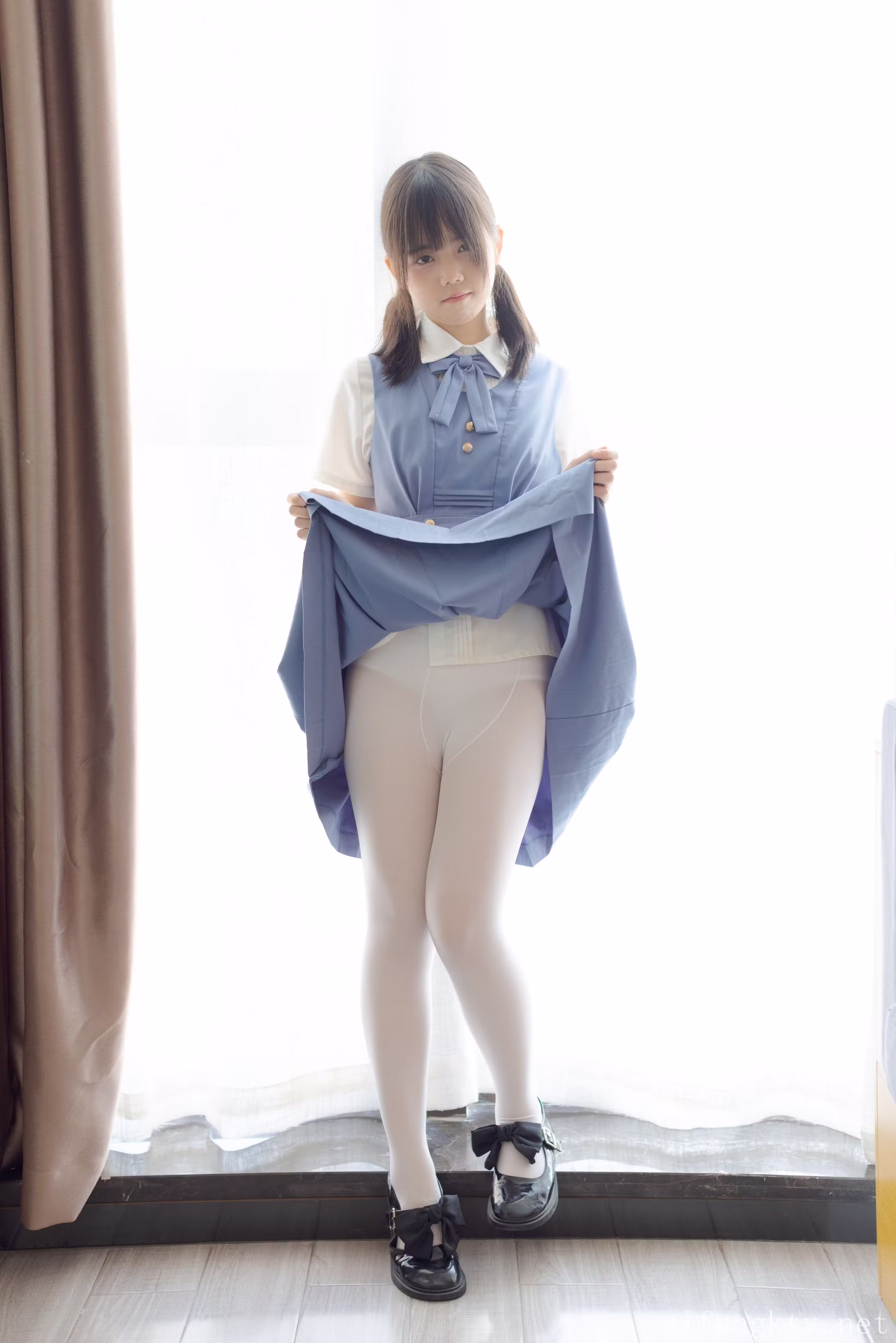 脚踩复古黑色带扣小皮鞋的下半身丝袜曲线